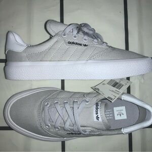 Adidas 3mc skateboard shoe
shoe size 4
